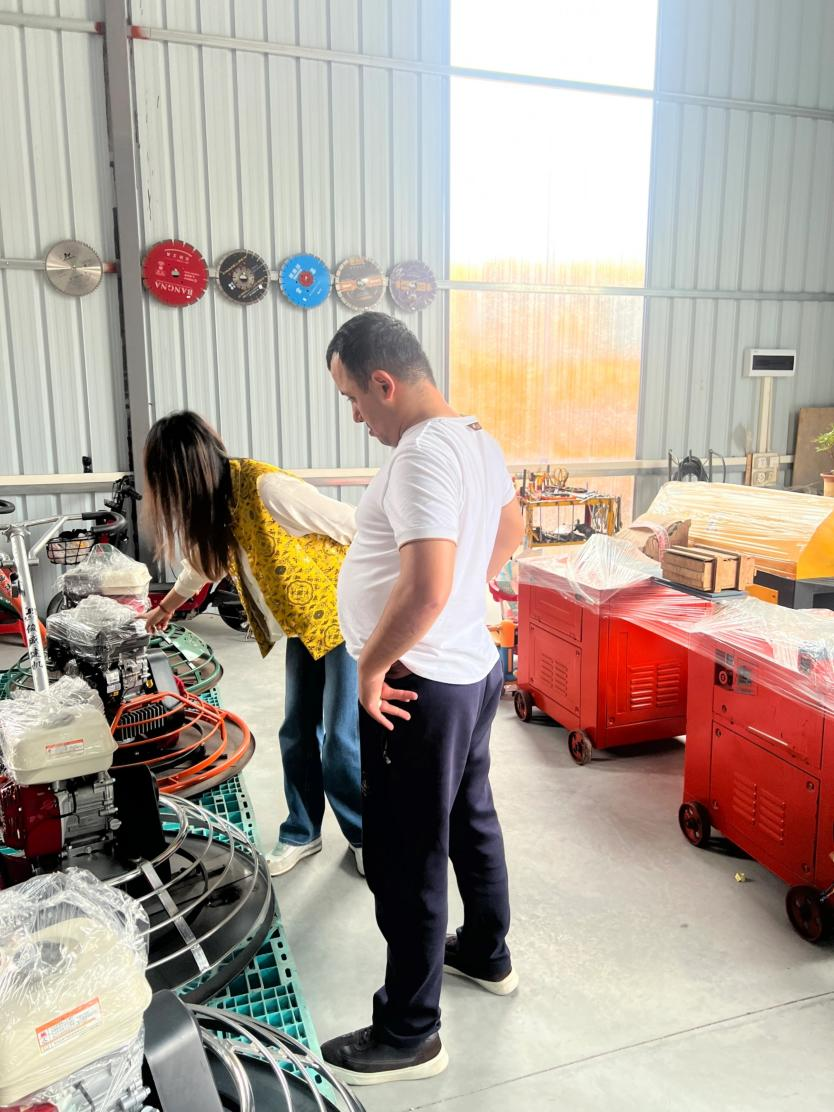 Globaalit asiakkaat parveilevat Guangzhou JointSen Trading Co., Ltd: n edessä Canton Fair -sovelluksen edessä, mikä tekee merkittäviä tilauksia.